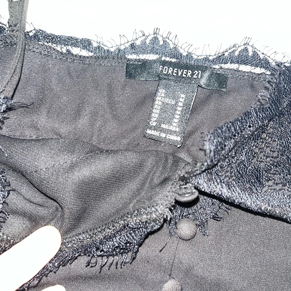 Lace trim button up cropped tank top - Picture 3 of 3